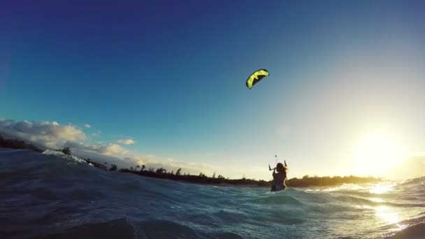 La ragazza del kitesurf estremo al tramonto. Estate Oceano Sport al rallentatore . — Video Stock
