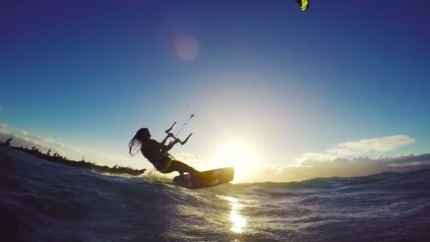 Extreme kitesurfen meisje bij zonsondergang. Zomer Oceaan sport in slow motion. — Stockvideo