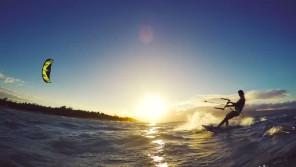 Extreme kitesurfen meisje bij zonsondergang. Zomer Oceaan sport in slow motion. — Stockvideo