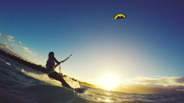 Extrém kitesurfing lány Sunset. Nyári Ocean sport a lassított. — Stock videók