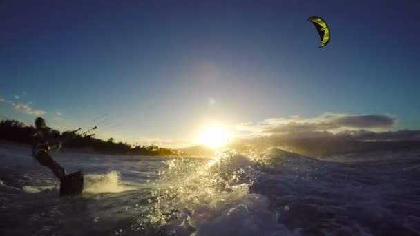 女の子カイトサーフィンは、ビキニで海の波の上に空気をキャッチします。夕暮しの極端なカイトサーフィンの女の子. — ストック動画