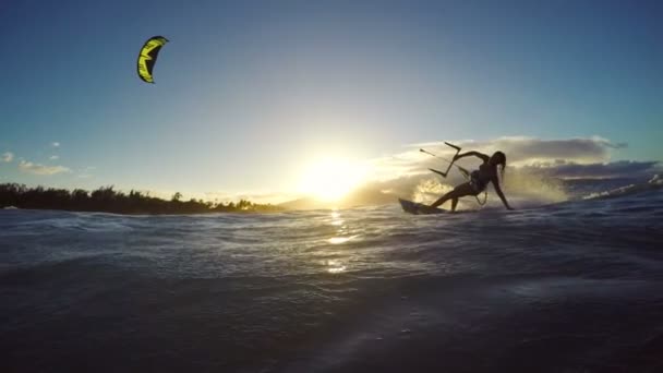 Extreme kitesurfen meisje bij zonsondergang. Zomer Oceaan sport in slow motion. — Stockvideo