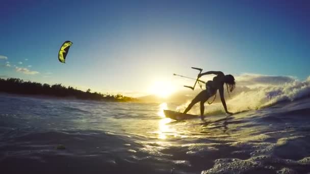 Extrem kitesurfing flicka vid solnedgången. Sommar Ocean sport i slow motion. — Stockvideo