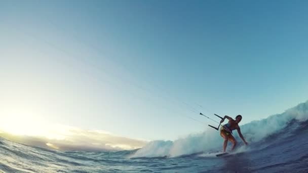 Extrem kitesurfing ner Big Ocean Wave vid solnedgången. Sommar Ocean sport i slow motion. — Stockvideo