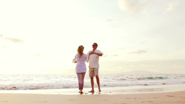 Slow Motion Coppia più anziana in amore Ballando sulla spiaggia al tramonto Ottenere i piedi bagnati — Video Stock