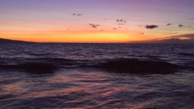 Gün batımında dalgalar Hawaii Sandy Beach yavaş hareket okyanus kırma