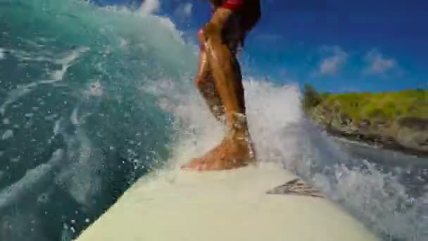 Surfer στον ωκεανό μπλε κύμα σερφ κάτω από τη γραμμή. POV Selfie — Αρχείο Βίντεο