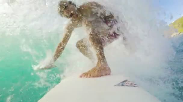 Surfer auf der blauen Welle des Ozeans, die die Linie hinunter surft. Selbstporträt — Stockvideo