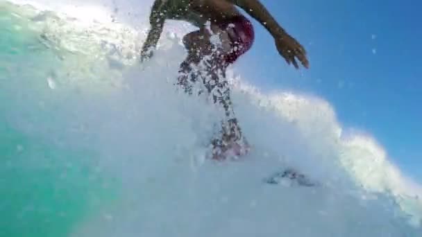 Szörfös, kék óceán hullám szörfözés le a pályáról. POV Selfie — Stock videók