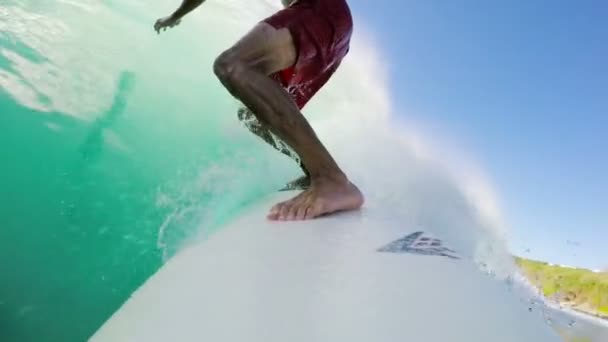 Surfer op Blue Ocean Wave surfen langs de lijn. POV Selfie — Stockvideo