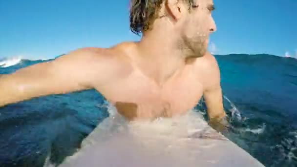 Surfista em Blue Ocean Wave Surf Down The Line. GOPRO POV SELFIE — Vídeo de Stock