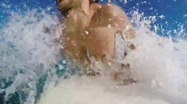 Sörfçü mavi okyanus üzerinde dalga sörf satır aşağı. POV Selfie