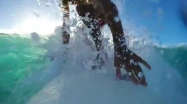 Sörfçü mavi okyanus üzerinde dalga sörf satır aşağı. POV Selfie