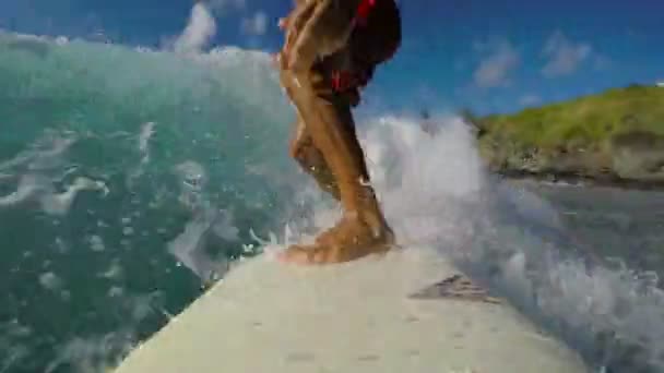 Surfer op Blue Ocean Wave surfen langs de lijn. GoPro Pov Selfie — Stockvideo