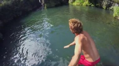 Ağır çekim uçurumdan atlama.