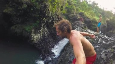 Pov ağır çekim uçurumdan atlama. Hawaii yemyeşil yeşil orman. Doğa sporları Gopro Selfie