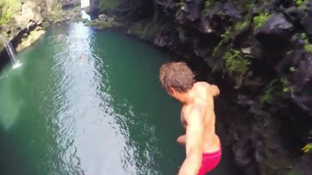 Slow Motion Cliff springen. — Stockvideo