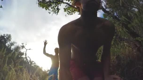 Zwolnionym tempie Cliff Jumping. — Wideo stockowe