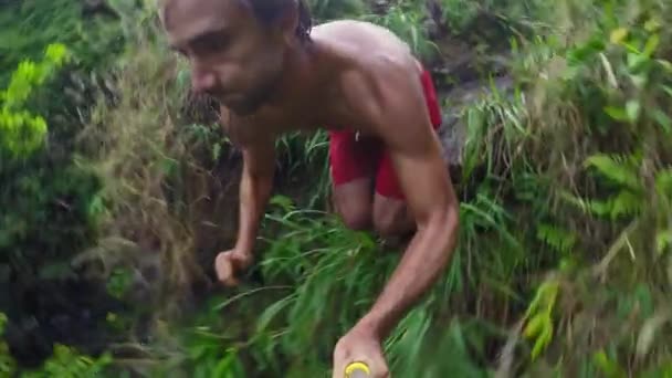 Salto del acantilado de cámara lenta . — Vídeo de stock