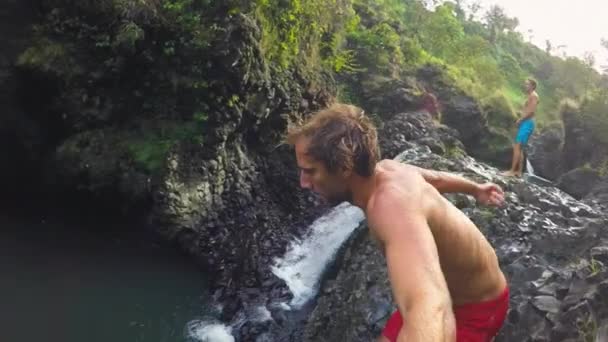 POV αργή κίνηση απότομο βράχο πηδώντας. Πλούσια Πράσινη ζούγκλα στη Χαβάη. Extreme Sports Gopro Selfie — Αρχείο Βίντεο