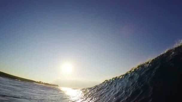 POV muž klouzání na vlnách oceánu vlnu, extrémní Sport Hd Zpomalený pohyb — Stock video