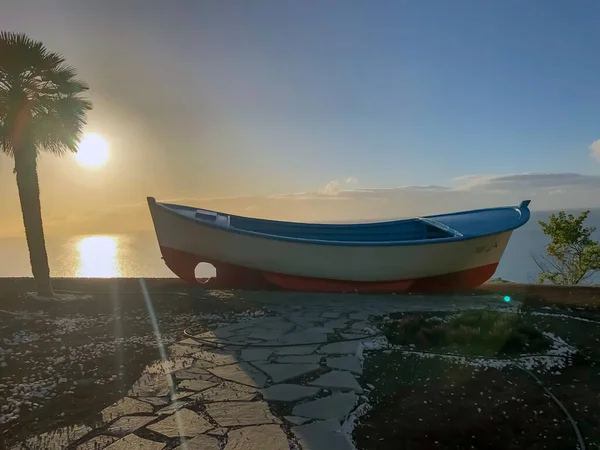 日没のボートとヤシの木。テネリフェ島。ロス・ギガンテス — ストック写真