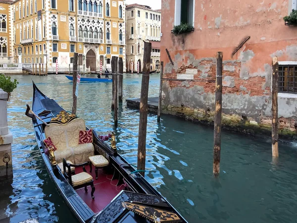 Венецианский канал и старые кирпичные дома в Венеции, Италия — стоковое фото