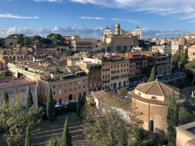 Roma, İtalya 'da Roma Forumu. Uzakta Colosseum.