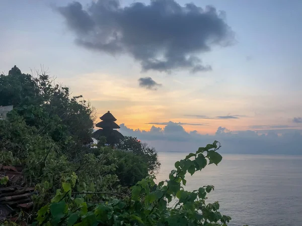 バリ島のパビリオンと青い海のある美しいウルワツの崖 株式写真 — ストック写真