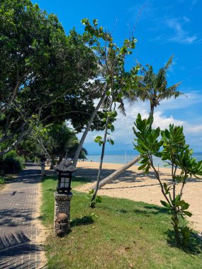 Sahilde rahatlatıcı manzarası olan göz kamaştırıcı bir plaj. Sanur, Bali, Endonezya 'da ünlü bir seyahat merkezi. - Stok fotoğrafı. Yüksek kalite fotoğraf