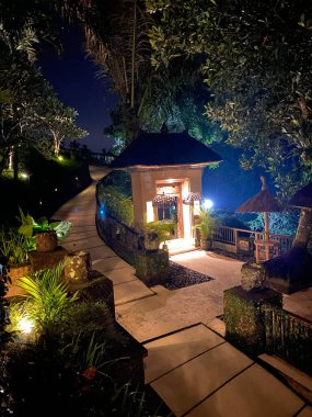 Gece vakti lüks konak Ubud Bali Endonezya stok fotoğrafı. Yüksek kalite fotoğraf
