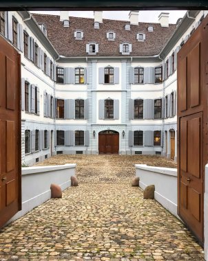 İsviçre, Basel, şehir manzarası ve alacakaranlıkta Rhine - stok fotoğrafı