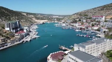 Bir helikopterden mavi gökyüzü ve mavi bir deniz manzarası.