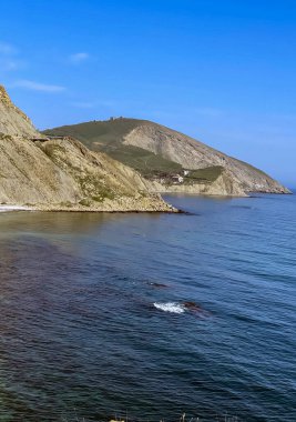 Açık Mavi Gökyüzüne Karşı Deniz Manzarası - Stok fotoğrafı