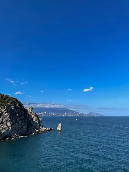 Scenisk vy över havet mot klarblå himmel - stockfoto — Stockfoto