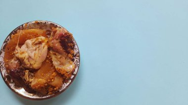 Sebzeli ve baharatlı kızarmış tavuk.