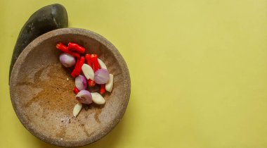 Ahşap bir yüzey üzerinde çiçek şeklinde renkli bir Paskalya yumurtası manzarası