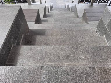 Şehirde merdiven var.