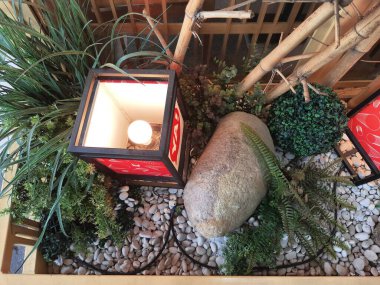 Masada Noel süsleri var.