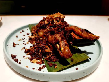 Geleneksel kızarmış tavuk, kızarmış kuru ve beyaz bir tabağa baharat serpiştirilmiş.