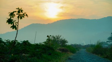 Dağda gün doğumu, güzel manzara