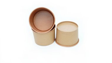 Ekoloji ürün tasarımı için kraft kağıt bardak beyaz arkaplanda izole edilmiş maket