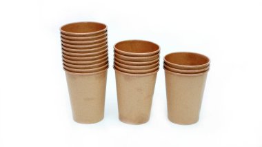 Beyaz arka planda izole edilmiş bir yığın tek kullanımlık kahve fincanı. Kağıt bardak, paket kâğıt kahve fincanı.