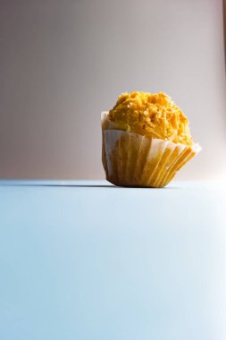 Beyaz tabakta bir parça kek..