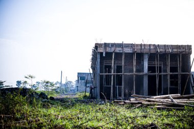 Köydeki eski ahşap ev.