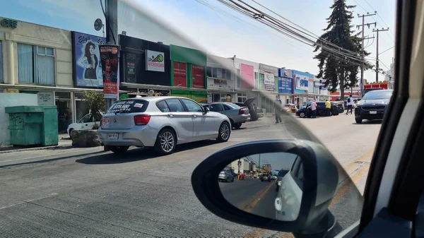 bmw en calle soleada