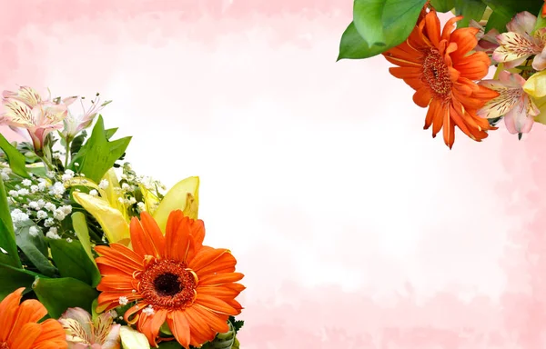 Turuncu Gerber 's, alstroemeria çiçekleri, sarı zambaklar ve bulanık suluboya kenarlı tebrik kartı çerçevesi..