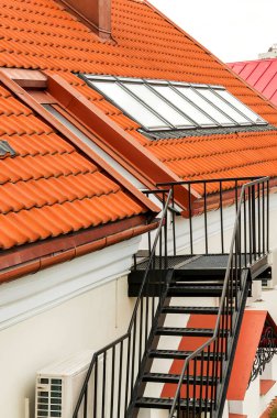 Merdivenli kırmızı kiremit çatı ve verandaya acil çıkış..