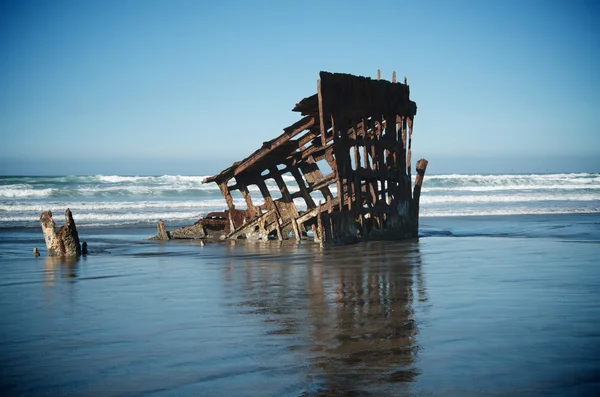 海の波の難破船 — ストック写真