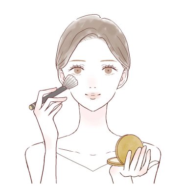 Makyaj fırçasıyla yüzüne pudra gibi temeli olan bir kadın makyaj fırçasıyla yüzüne pudra sürüyor..